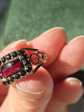 Garnet And Jet 9ct Mourning Ring with inscription.  8.5
